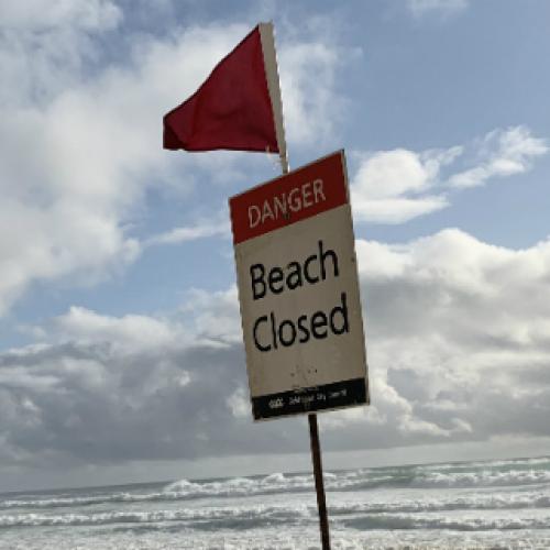 Wild weather lashes the Gold Coast, several beaches closed